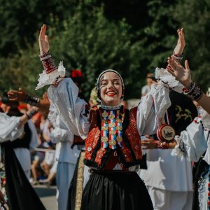 DOŽIVITE ĐAKOVO KAO VELIKU POZORNICU NA OTVORENOME Na Đakovačke vezove dolaze gosti s pet kontinenata. Slijedite ih!