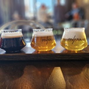 SLAVONIJA I BARANJA S PJENOM Tri (lica) piva – jedno za nju, dva za njega